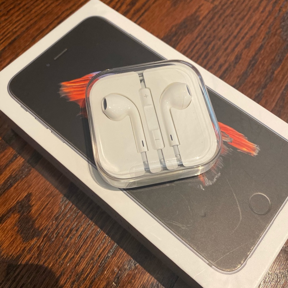 Apple ear pods with AUX connection